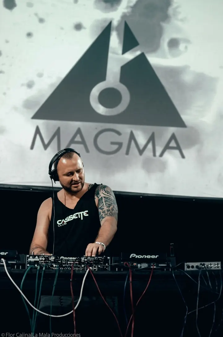 Murray pinchando bajo el logo de Magma en Magma Fest